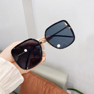 Lunettes de soleil Qianai surdimensionnées à monture irrégulière Type 3 Protection UV Femme Mode Voyage Conduite Argent Noir Gris Flocons H2-7301 - Product Image 3