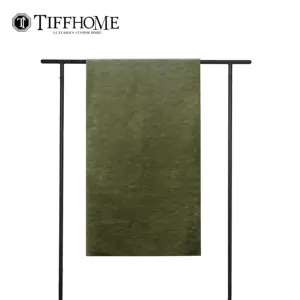 Tiff Home kustomisasi grosir 240*70cm ramah lingkungan beludru hijau pola timbul selimut lemparan tertimbang