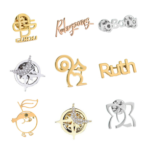Broche <span class=keywords><strong>de</strong></span> solapa personalizado <span class=keywords><strong>de</strong></span> acero inoxidable 316L, diseño <span class=keywords><strong>de</strong></span> <span class=keywords><strong>nombre</strong></span> y logotipo, chapas metálicas esmaltadas en oro, plata y oro <span class=keywords><strong>rosa</strong></span>, venta al por mayor OEM - Product Image 1