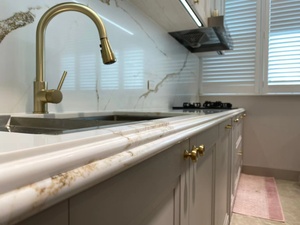 Calacatta altın mühendislik yapay kuvars Vanity tezgahı ada üstleri masa üstleri tezgah üstü Backsplash resepsiyon masası - Product Image 2