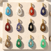 Pendentif de collier en coquille de huitre orné d'un diamant œil de cheval en pierre synthétique exquise