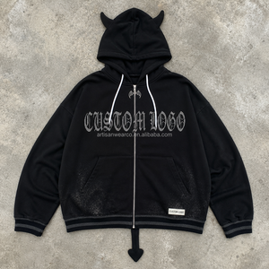 <span class=keywords><strong>Felpa</strong></span> <span class=keywords><strong>con</strong></span> <span class=keywords><strong>Cappuccio</strong></span> Nera Personalizzata da Uomo <span class=keywords><strong>con</strong></span> Zip e Dettaglio Corno 3D, Design Gotico <span class=keywords><strong>con</strong></span> Testo, Streetwear, Fornitura OEM ODM - Product Image 1