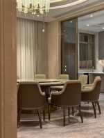 Vente flash - Table à dîner en pierre moderne haut de gamme pour hôtel et appartement, ensemble de chaises de salle à manger en cuir de luxe
