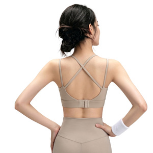 Sujetador deportivo de yoga para mujer con doble tirante fino y espalda cruzada, ajustable con gancho, acolchado, sin costuras, top corto para pilates y entrenamiento, venta al por mayor - Product Image 5