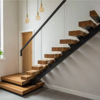Escalier d'usine intérieur au design moderne avec garde-corps en verre et marches en chêne, escalier droit