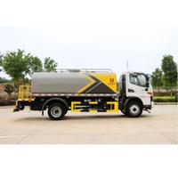 Camion-citerne à eau JAC 10 m³ avec châssis stable, déflecteur anti-ondes interne et pulvérisateur à faible entretien