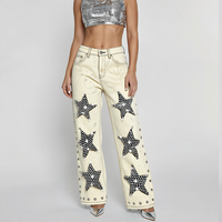 Jeans de poids moyen avec décorations étoiles en strass, design à œillets métalliques, style streetwear individuel et élégant pour femmes