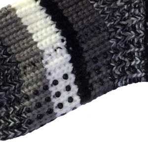 Fornida punto de cable cama calcetines con pompones - Product Image 5