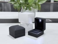 Boîte à bagues LED de haute qualité, boîte à bijoux LED noire, boîte à bagues LED de luxe - Personnalisez votre logo