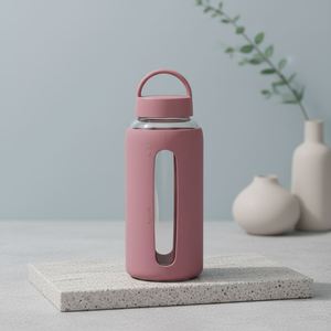 Bouteille d'eau de luxe en verre borosilicate de haute qualité 800 ml, sans BPA, anti-fuite, à large ouverture, avec manchon en silicone et couvercle 2-en-1 avec poignée et paille - Product Image 1