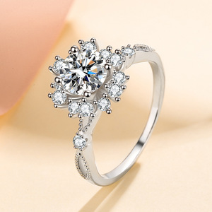 2025 Mới 925 Sterling Silver Bạc Của Phụ Nữ Nhẫn 0.5 <span class=keywords><strong>1</strong></span> <span class=keywords><strong>Carat</strong></span> Moissanite Phong Phú Hoa <span class=keywords><strong>Ruby</strong></span> Vài Kim Cương Quà Tặng - Product Image 6