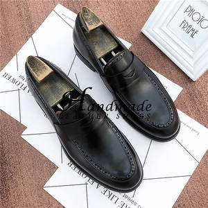 Mocasines formales de vestir para hombre - zapatos casuales de una pieza para ir al trabajo, con parte superior de cuero y grabados negros - Product Image 4