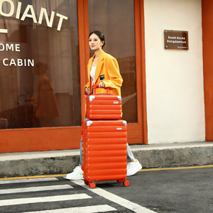 Maleta de viaje con ruedas de 24 pulgadas, color azul oscuro, con portavasos oculto y gancho lateral. - Product Image 4