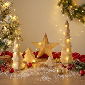 Ornement de Noël en bois en forme de triangle, style rustique lumineux, décoration suspendue pour le bureau ou l'artisanat de Noël - Product Image 1