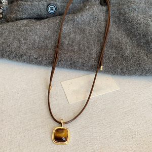 Collier en pierre naturelle, texture artisanale, style minéral brut - Product Image 4