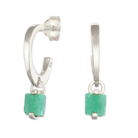 Boucles d'oreilles créoles en argent sterling plaqué or Gemnel avec pendentif en forme de pyramide de jade vert.