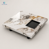 Table basse carrée Luca en pierre frittée, aspect marbre |   Meuble de salon, hôtel, villa sur mesure, blanc brillant à motifs, avec pieds noirs intégrés