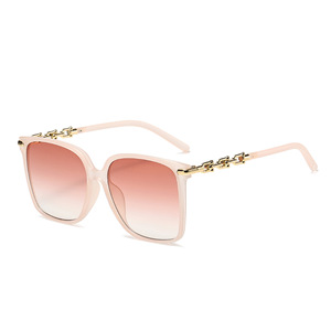 Gafas de sol de moda con cadena de gran tamaño para mujer, montura negra, lentes de PC, protección UV400, tipo 3, estilo urbano, look moderno. - Product Image 2