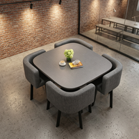 Table carrée avec plateau en marbre + chaises à pieds en métal noir, ensemble de réception moderne et minimaliste