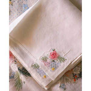 Mantel de Organza de Lino con Rosas Bordadas Alessandratermoli, 12 Servilletas, Rectangular, Diseño a Rayas, Técnica No Tejida para Hoteles - Product Image 4