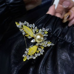 Broche de Flores Estilo Palacio Retro para Mujer, Broche de Mariposa Amarillo Beimu con Cuentas Doradas, Moda Nanyang, Cuentas Doradas con Forma de Animal, Venta al por Mayor - Product Image 2