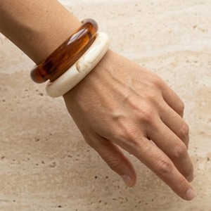 Bracelet en résine écologique, accessoire de mode confortable pour un usage quotidien, disponible à prix réduit - Product Image 3