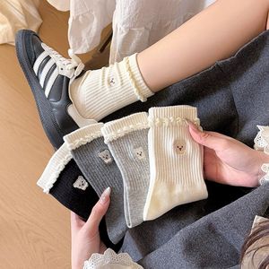 Chaussettes pour femmes, mignonnes, brodées d'un ours de dessin animé, printemps, usage quotidien, personnalisées, épaisseur régulière, blanches, en dentelle à bulles - Product Image 2