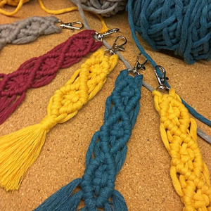 Llavero de Macramé Hecho a Mano, Felicidad - Product Image 1