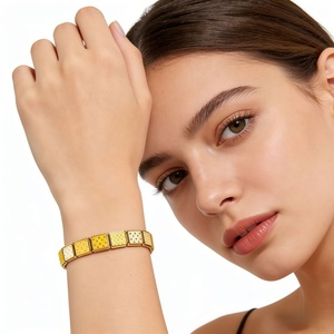 Venta al por mayor: Últimos abalorios de acero inoxidable italianos de 9 mm con diseño de abeja personalizado para pulseras, ideales para fiestas, creación de joyas DIY y regalos. - Product Image 2