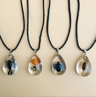 Prix d'usine vente en gros résine micro paysage véritable insecte jaune scorpion ambre collier pour vente au zoo