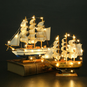 Figurine de bateau à voile en bois Master Gu avec lumières LED, décoration d'intérieur pour étagère, armoire à vin, style nordique - Product Image 1