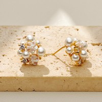 Boucles d'oreilles clous haut de gamme en laiton avec perles et zircons en forme de fleur