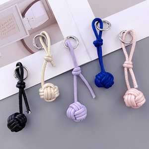 Pendentif en cuir PU tressé style coréen, breloque de sac polyvalente et porte-clés de voiture, décoration raffinée pour sac à dos, commandes en gros - Product Image 4