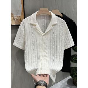 Chemise imprimée blanche ajourée à manches courtes pour homme, col carré, style rétro sud-américain, en soie glacée rafraîchissante, coupe ajustée, pour l'été - Product Image 2
