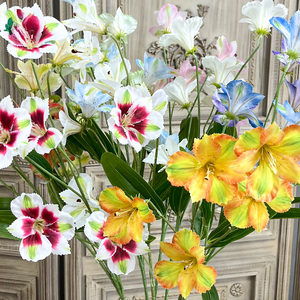 Bouquet de fleurs artificielles de lys mélangés fait main - Style festif pour mariage et décoration intérieure, en soie et plastique, vente en gros disponible - Product Image 2