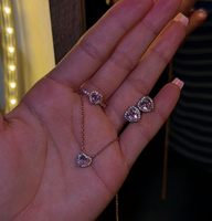 Ensemble de bijoux de luxe en argent 925 hypoallergénique plaqué or rose avec anneau en forme de cœur rose serti de zirconiums cubiques, boucles d'oreilles et collier