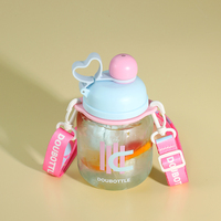 Gobelet en plastique à grands yeux de dessin animé, grande tasse à eau glacée, mignonne bouteille d'eau Tritan pour enfants avec paille et sangles, tasse d'eau pour la maternelle