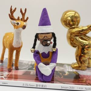 Bambola di peluche Snoop Stoop Peeping Christmas Elf |   Resina Nera in Feltro |   Prodotto a Guangdong |   8,5x7,5x18 cm |   Scatola Originale |   Direttamente dalla Fabbrica - Product Image 6