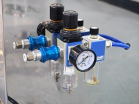 Machine de remplissage de parfum semi-automatique à 4 têtes, machine de remplissage pneumatique de haute précision, machine de remplissage de bouteilles en plastique