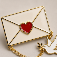 Broche émaillée souple Colombe de la Saint-Valentin, broche enveloppe, chaîne dorée, bijoux lettre d'amour, badge de vente en gros, broche de revers personnalisée, usine OEM