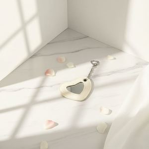 Llavero de Corazón de Piel Sintética, Colgante Multifuncional Portátil, Accesorio de Regalo con Espejo para Maquillaje - Product Image 6