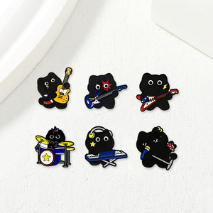 Spilla in smalto a forma di gatto nero simpatico, stile cartone animato, con gattino che suona chitarra, batteria, tastiera e canta, per amanti della musica - Product Image 2