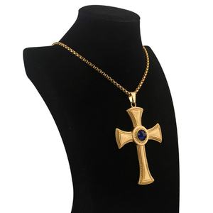 Collar con Cruz Religiosa Western Guardian, Cadena de Acero Inoxidable con Baño de Oro PVD, Colgante de Cruz Grande con Circonitas - Product Image 6