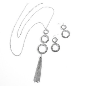 Parure de bijoux Bohème : Collier et boucles d'oreilles en alliage plaqué argent antique avec pompons – Parure de bijoux de mode pour femme pour les soirées - Product Image 5