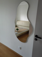 Miroir mural sur pied au design moderne irrégulier, grand miroir décoratif en verre pour salon et chambre à coucher