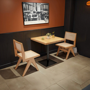 Table à manger carrée commerciale au design moderne 1016 fer et bois massif avec combinaison de chaises en métal pour bars et restaurants - Product Image 1
