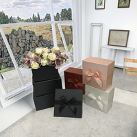 Ensemble de boîtes à chapeau carrées de haute qualité avec nœud, en stock et personnalisable - Trois boîtes à fleurs carrées avec impression estampée