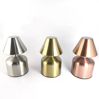 Lampe de table moderne nordique rétro en laiton doré tête de champignon Lampe de bureau design européen en métal pour chevet Batterie pour restaurant Usage domestique