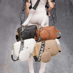 Bolso bandolera con solapa y asa bordada con perlas, ideal para viajes y bodas. Elegante y moderno con bordados. - Product Image 2