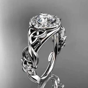Anello con Quattro Punte di Cristallo per Donne, Elegante Accessorio Vintage con Incisioni per Uso Quotidiano e Feste - Product Image 1